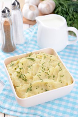 lezzetli patates püresi ile kase üzerinde tablo yakın çekim yeşil