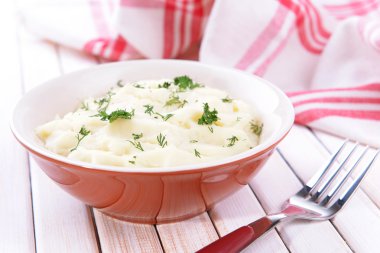lezzetli patates püresi ile kase üzerinde tablo yakın çekim yeşil
