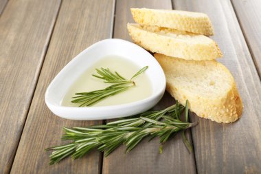 Zeytinyağlı taze ekmek ve ahşap masada biberiye.