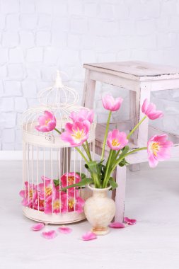 Gri duvar zemininde güzel pembe laleler