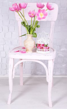 Gri duvar zemininde güzel pembe laleler