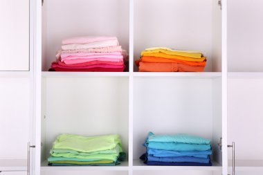 Beyaz renkli giysiler raflara yakın çekim