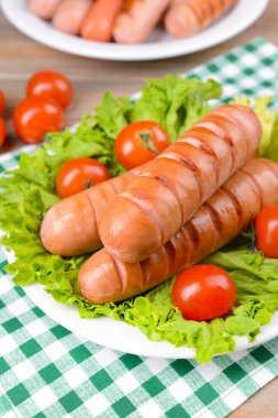 Tablo yakın çekim plaka üzerinde ızgara sosis