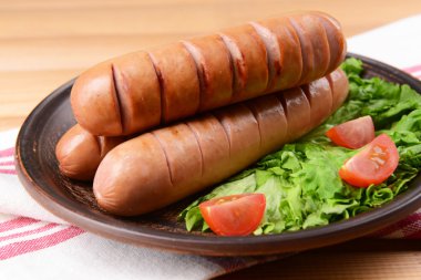 Tablo yakın çekim plaka üzerinde ızgara sosis