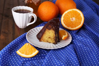 Tablo yakın çekim üzerine portakal ile lezzetli kek parçası