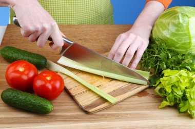 Erkek el kesme kereviz ahşap tahta üzerinde mavi zemin üzerine yakın çekim