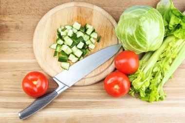 ahşap tahta ve ahşap zemin üzerinde taze sebze kıyılmış salatalık ile kompozisyon