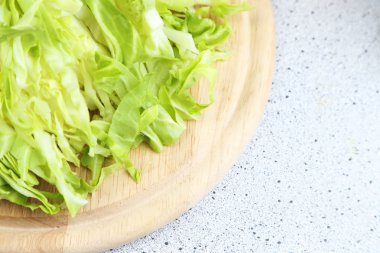 kıyılmış lahana ahşap masa üzerinde yakın çekim, mutfak masa arka plan