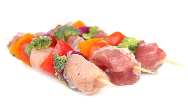 beyaz izole pişmemiş domuz kebap