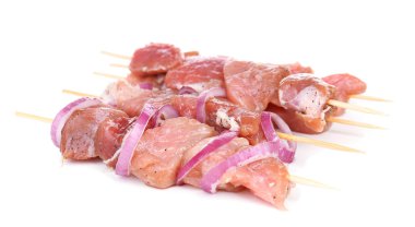 beyaz izole pişmemiş domuz kebap