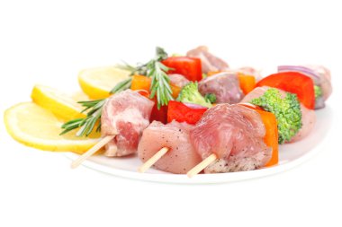beyaz izole pişmemiş domuz kebap