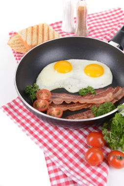 yumurta ve pastırma tava üzerinde tablo yakın çekim