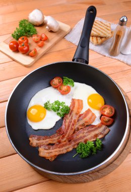 yumurta ve pastırma tava üzerinde tablo yakın çekim