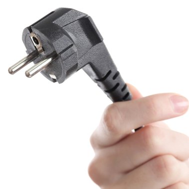 Elektrik fişi üzerinde beyaz izole tutmak el 