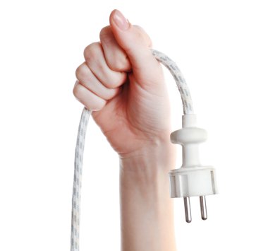 Elektrik fişi üzerinde beyaz izole tutmak el 