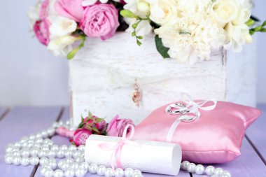 kumaş zemin üzerine masaya çiçek güzel düğün kompozisyonu 