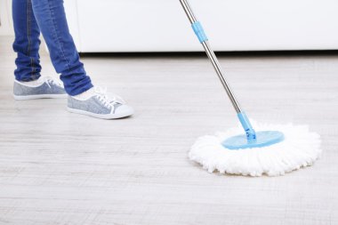 ahşap yerde toz temizlik paspas kadınla