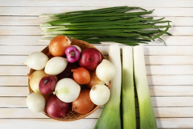 ahşap zemin üzerinde farklı çiğ soğan