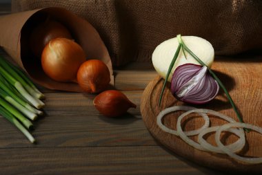 ahşap zemin üzerinde farklı çiğ soğan