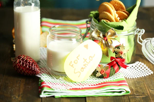 Bolachas e leite para o Pai Natal. em fundo de madeira — Fotografia de Stock