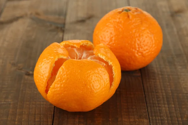 Ripe tangerines on wooden background — Stock Photo, Image