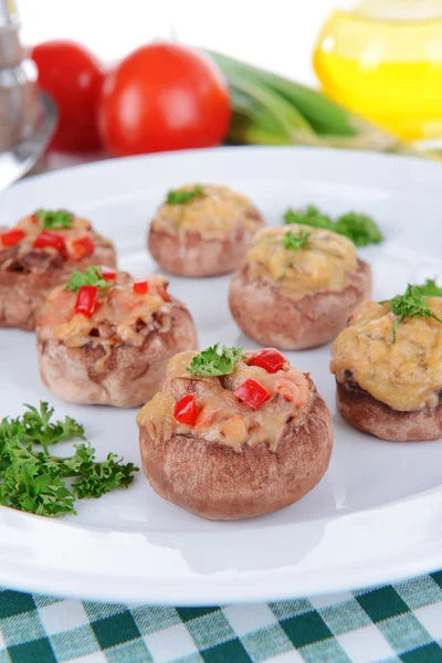 Las setas rellenas en el plato a la mesa el primer plano — Foto de Stock