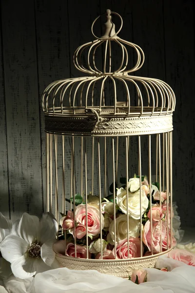 Belle cage décorative avec de belles fleurs — Photo