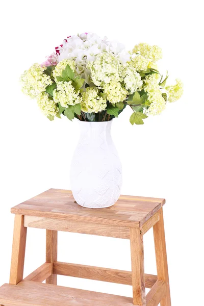 Βάζο με λουλούδια σε μικρή ξύλινη σκάλα, που απομονώνονται σε λευκό — Φωτογραφία Αρχείου