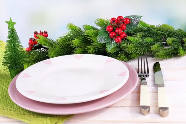 圣诞大餐，在桌子上，在明亮的背景上的器具一套 — 图库照片