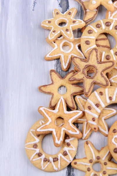 Deliziosi biscotti di Natale su sfondo di legno — Foto Stock