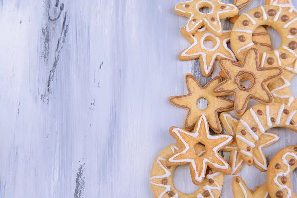 Deliciosas galletas de Navidad sobre fondo de madera — Foto de Stock