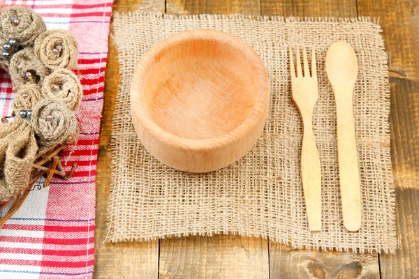 皿、フォーク、スプーン、木製のテーブル上で無作法なテーブルの設定 — ストック写真