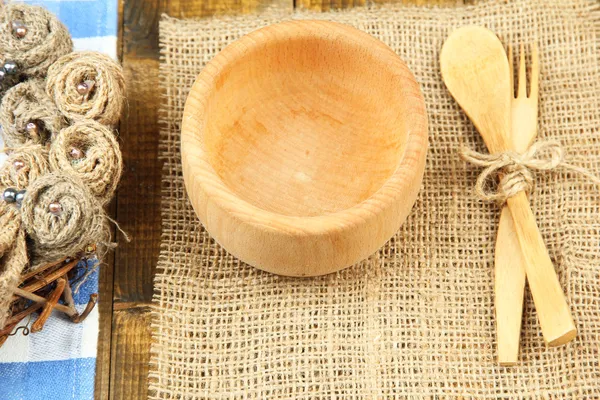 Сельский стол с тарелкой, вилкой и ложкой, на деревянном столе — стоковое фото