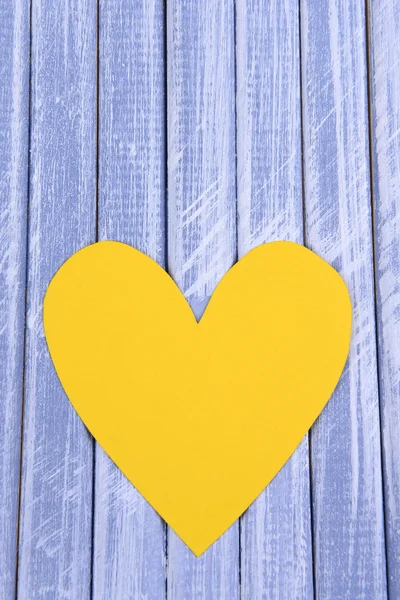 Corazones de papel sobre fondo de madera —  Fotos de Stock