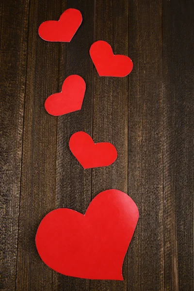 Corazones de papel sobre fondo de madera — Foto de Stock