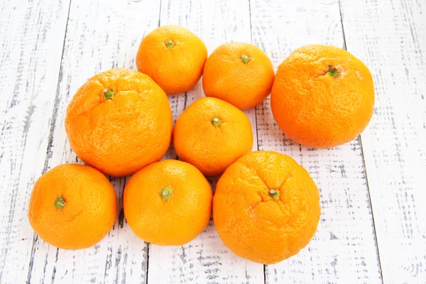 Tangerinas doces maduras na cor de fundo de madeira — Fotografia de Stock