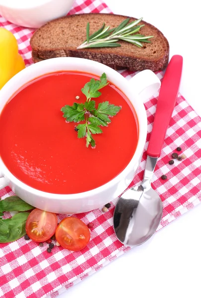 Gustosa zuppa di pomodoro e verdure, isolata su bianco — Foto Stock