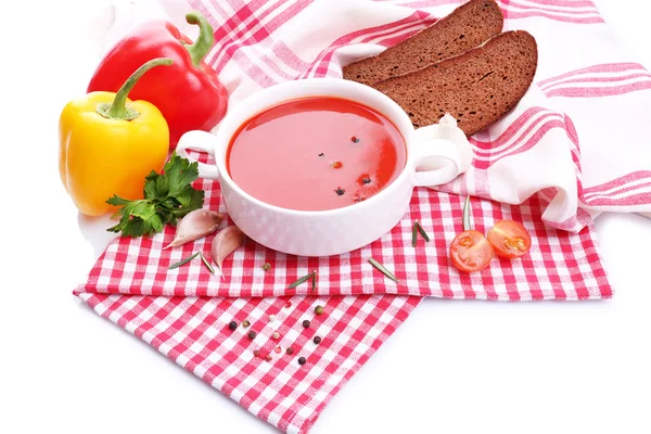 Smakelijke tomatensoep en groenten, geïsoleerd op wit — Stockfoto