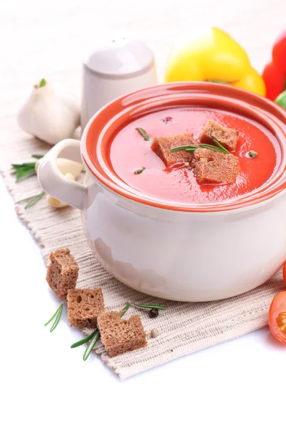 Gustosa zuppa di pomodoro e verdure, isolata su bianco — Foto Stock