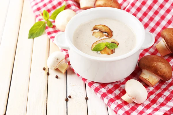 Pilzsuppe im weißen Topf, auf Serviette, auf Holzgrund — Stockfoto