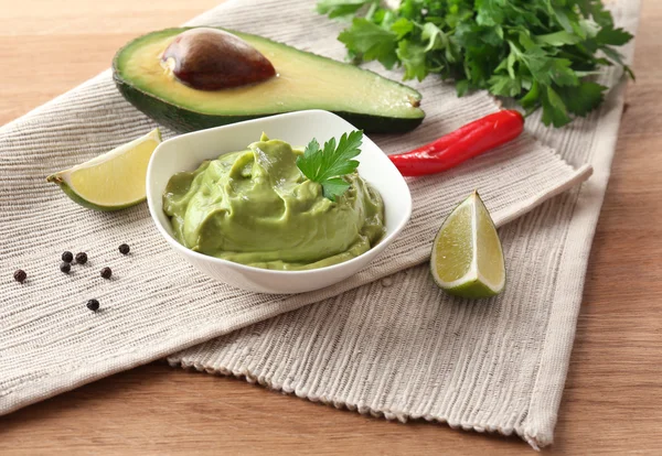 Friss guacamole csészében asztalra — Stock Fotó