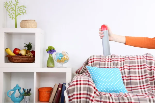 Spray Lufterfrischer in der Hand auf Home Interior Hintergrund — Stockfoto