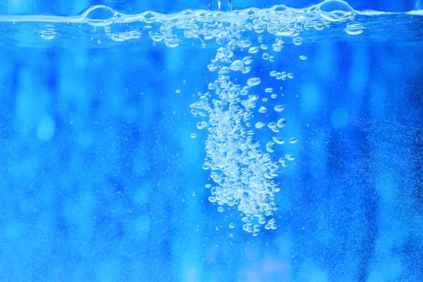 Blasen in einem blauen Wasser, aus nächster Nähe — Stockfoto