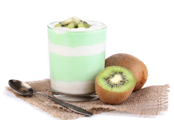 Вкусный йогурт со вкусом фруктов в стакане на салфетке, изолированный на белом — стоковое фото