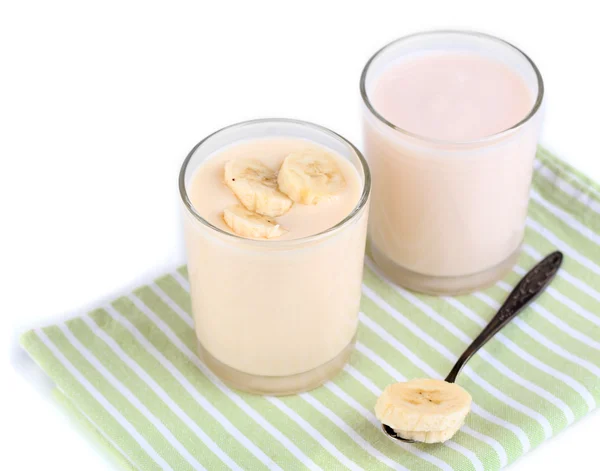 Pyszny jogurt o smaku owoców w okularach w serwetkę, na białym tle — Zdjęcie stockowe