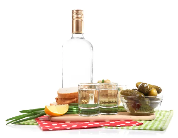 Composición con botella de vodka y champiñones marinados, pepinos sobre tabla de madera aislados sobre blanco — Foto de Stock