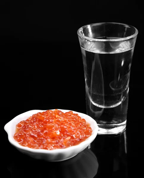 Vaso de vodka, caviar rojo aislado sobre negro — Foto de Stock