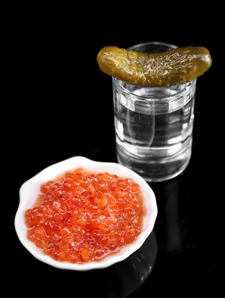 Vaso de vodka, caviar rojo y pepino aislado sobre negro —  Fotos de Stock