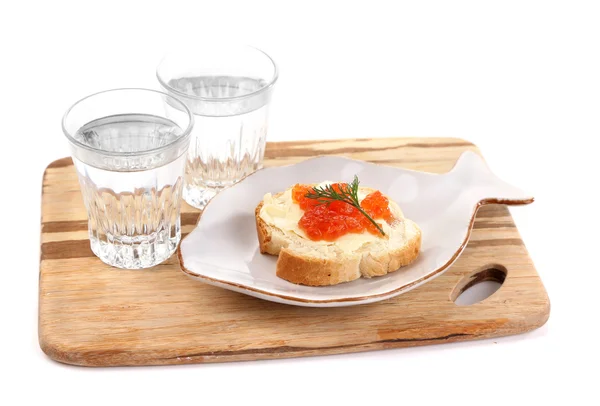 Sanduíche com caviar e vodka em tábua de madeira isolada em branco — Fotografia de Stock