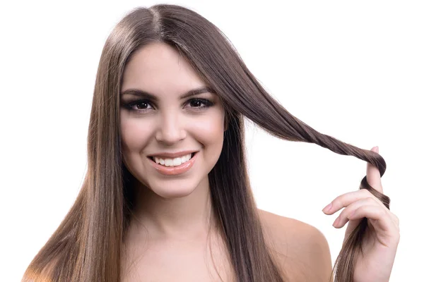 Belle jeune femme aux cheveux longs isolé sur blanc — Photo